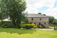 Goviley Felyn Sleeps 8 + cot, 9 miles NE of St Mawes.