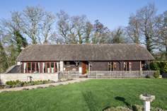 Brookland Barn Sleeps 4 + cot, 3.8 miles S of Shaftesbury.