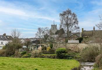 The picturesque village of Colyton is only moments away and can be reached on foot.