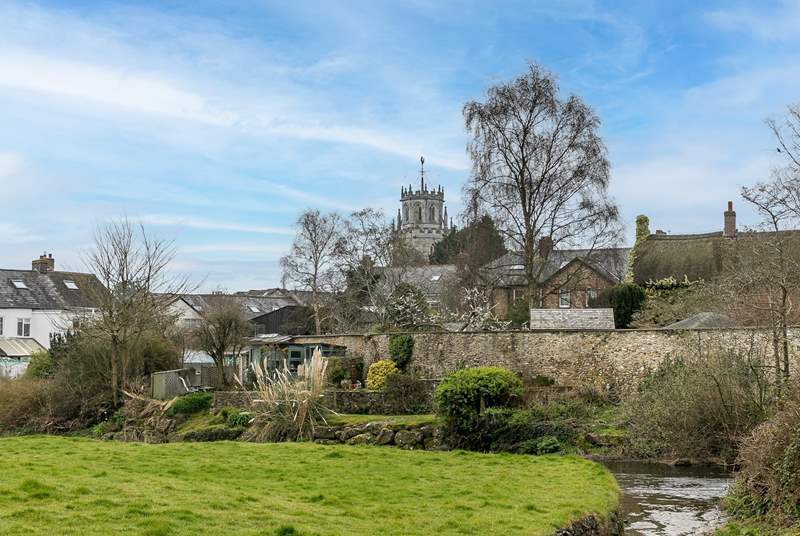 The picturesque village of Colyton is only moments away and can be reached on foot.