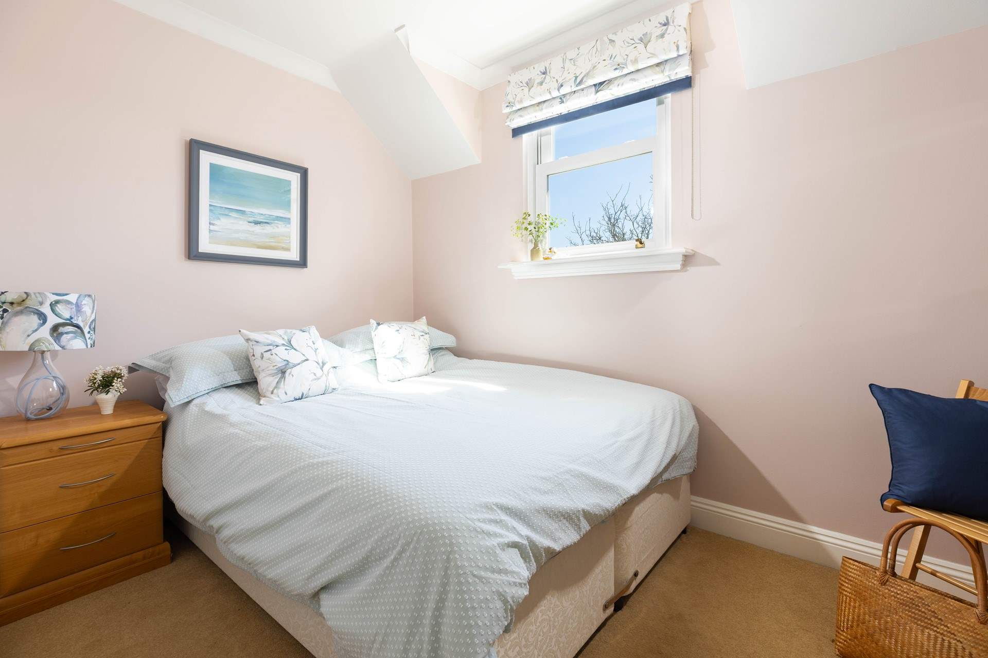 Just perfect for friends or little ones, the second bedroom  features a king-size bed that can be transformed into two singles(2'6