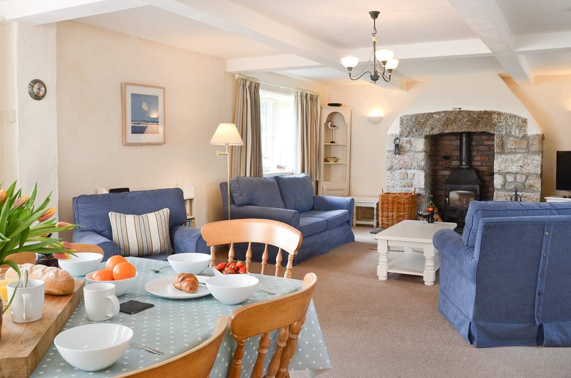 The sitting/dining-room.