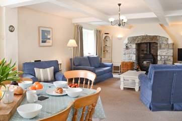 The sitting/dining-room.