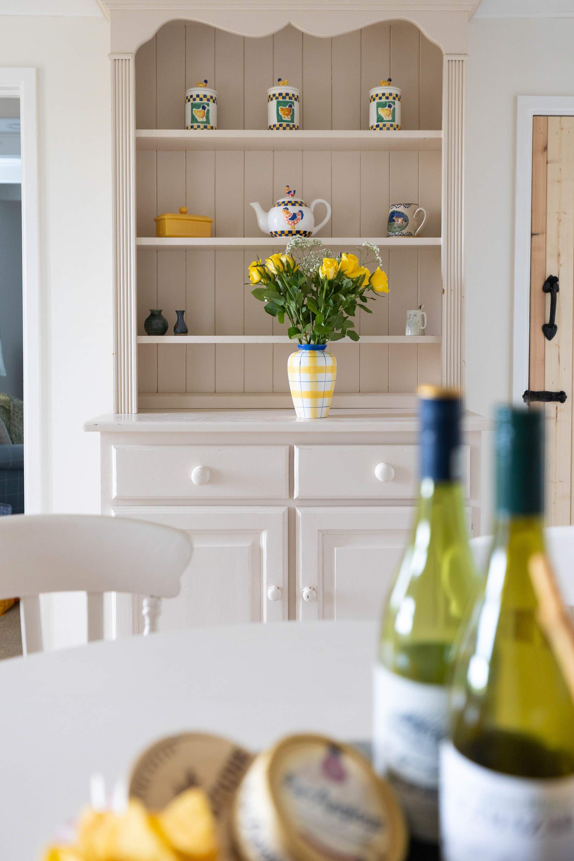 Gather round and share the days adventures in this cosy cottage.