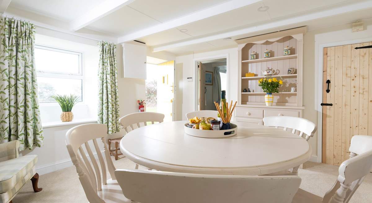 The gorgeous dining-room.
