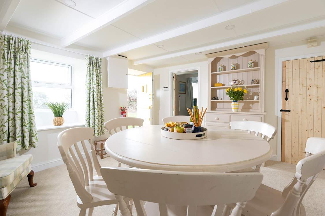 The gorgeous dining-room.