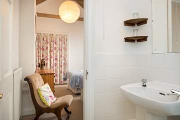 The en suite to bedroom 3.