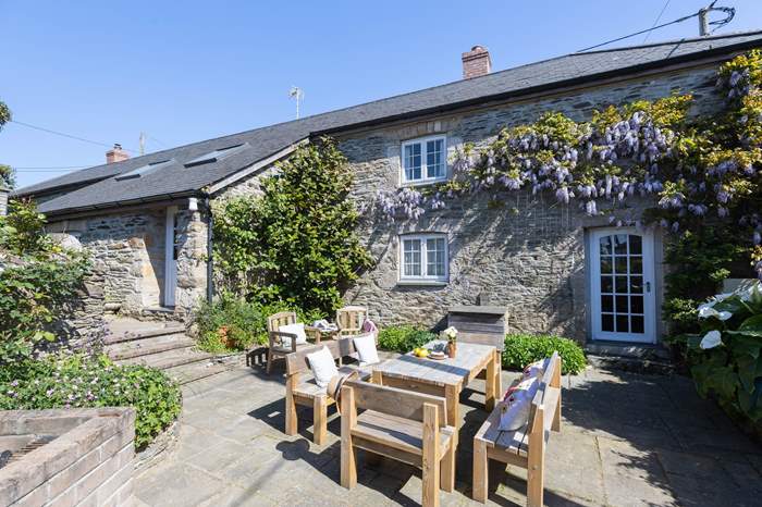 The Malt House is a 5 bedroom, dog friendly home near the beach in Crantock, Cornwall.