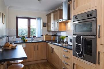 The well-equipped kitchen.