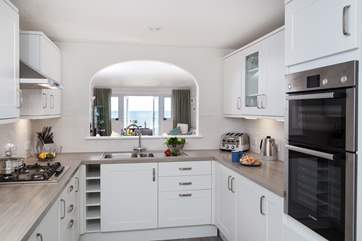 The well-equipped kitchen has everything you need to cook up a super dinner for the family.
