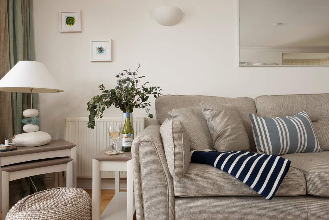 Restful and relaxing, the living area has been thoughtfully decorated taking inspiration from the coastal surroundings.