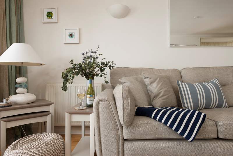Restful and relaxing, the living area has been thoughtfully decorated taking inspiration from the coastal surroundings. 