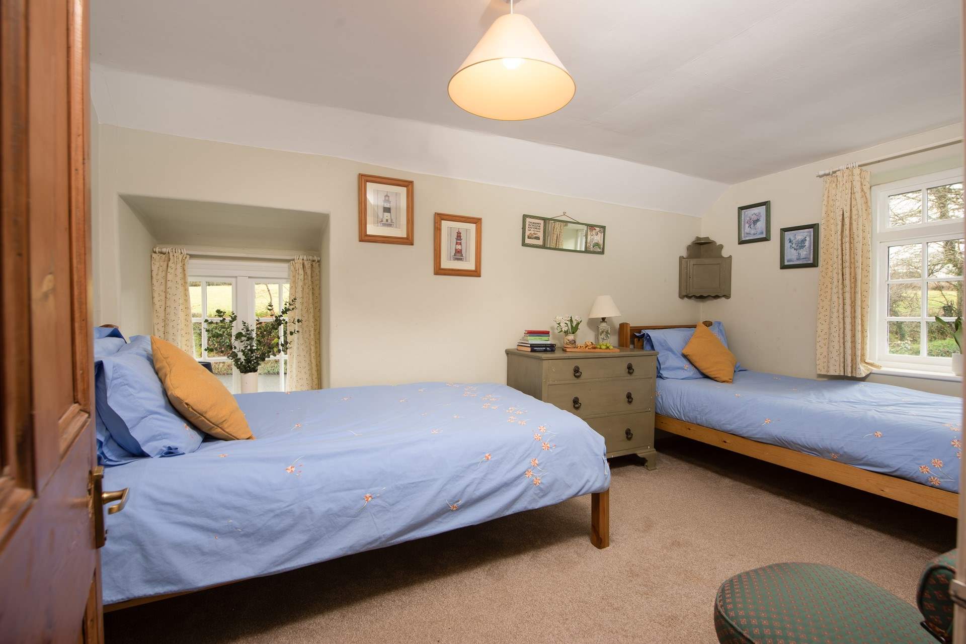 The pretty twin bedroom.