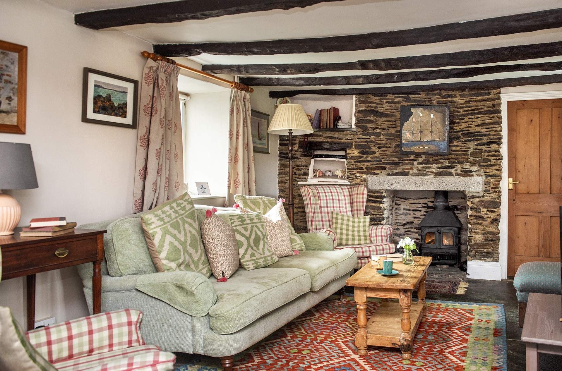 The toasty multi-burner makes this a perfect retreat all year round.