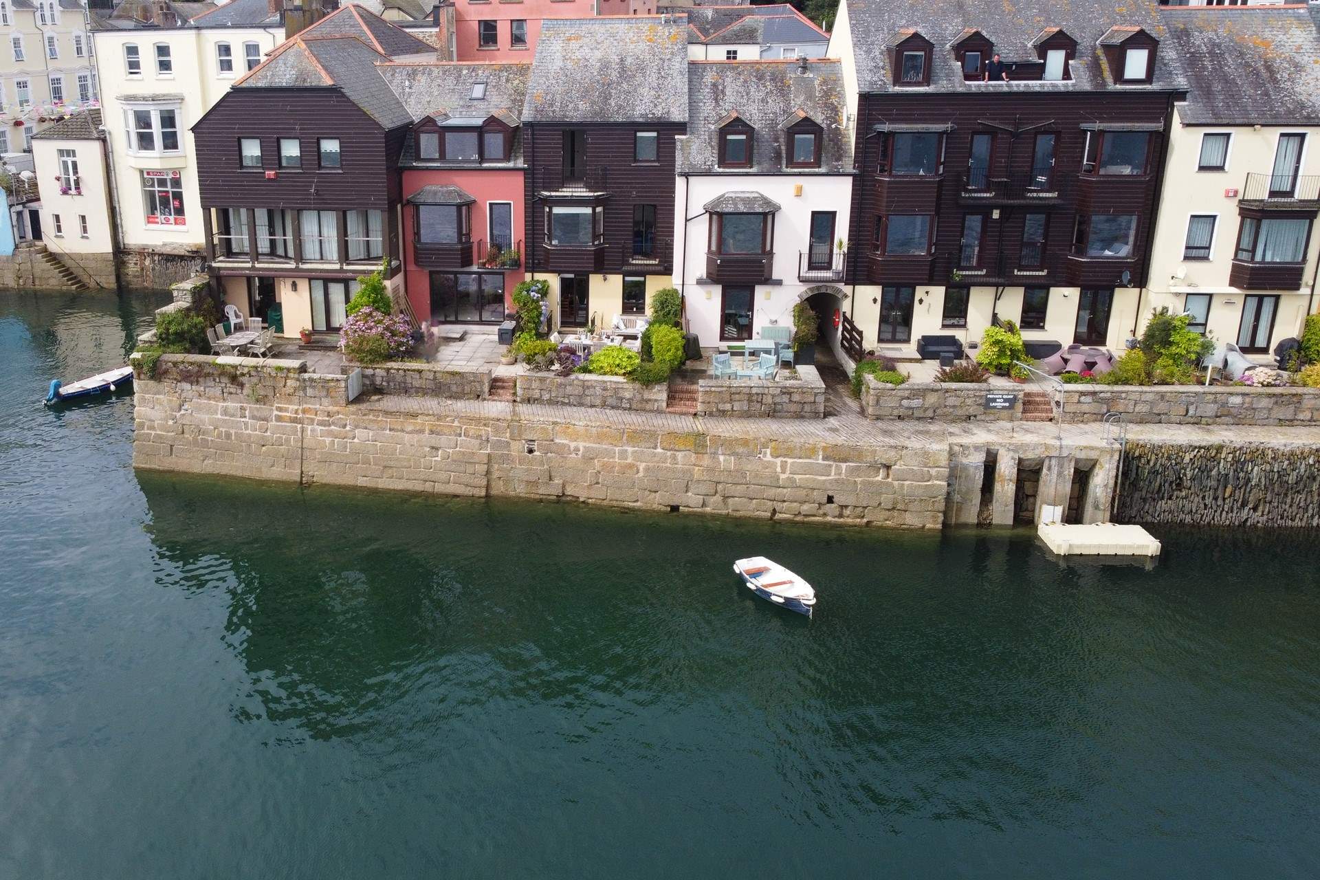 Such a dreamy location by the waters edge. 