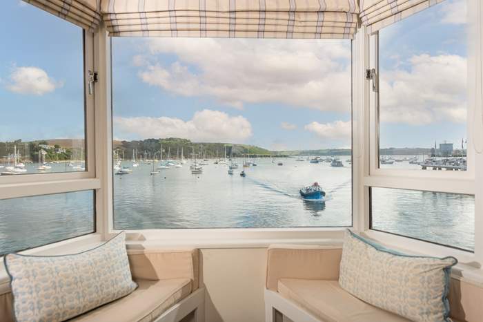 Water’s Edge is a 3 bedroom holiday cottage with sea views in Falmouth, South Cornwall.