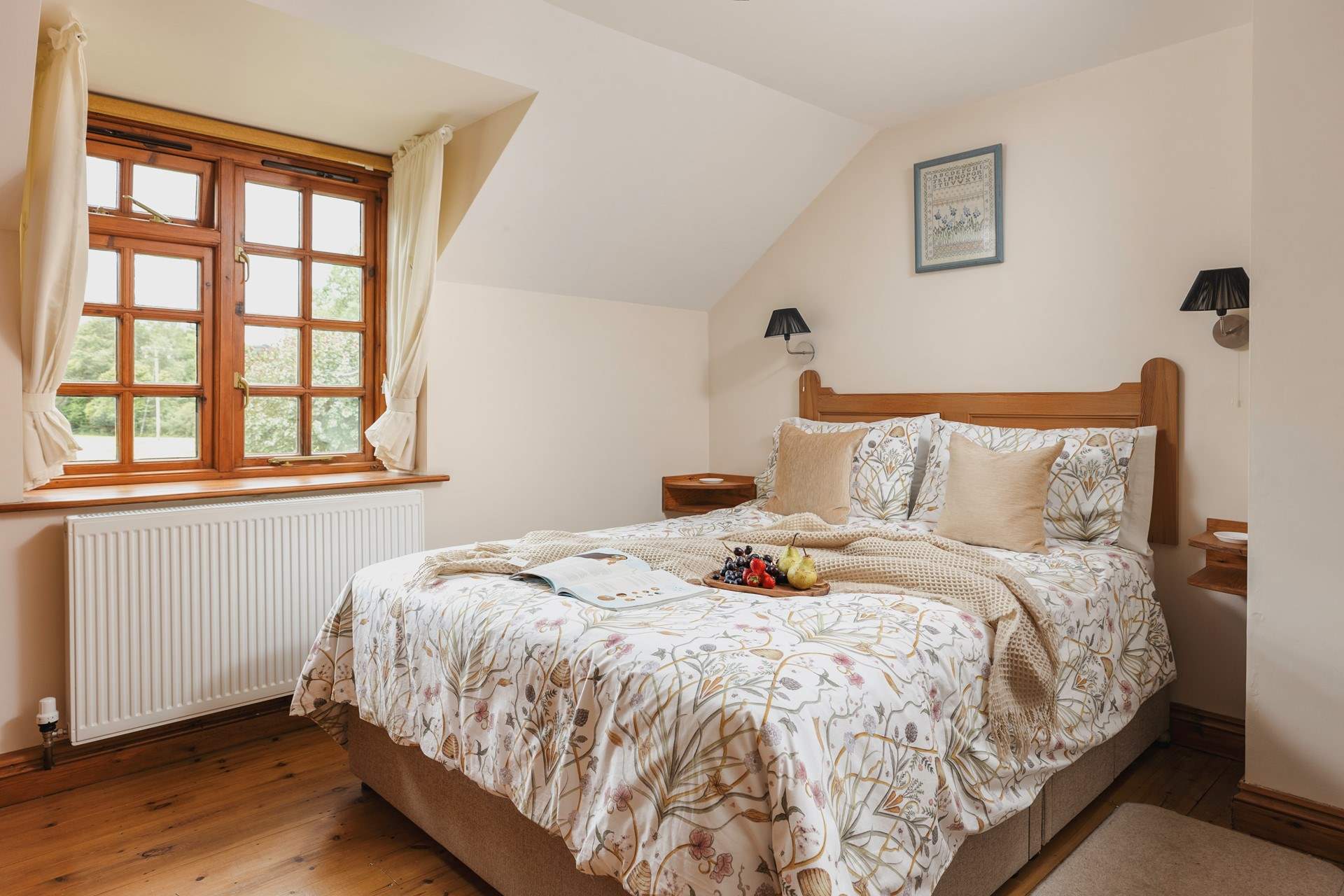 The cosiest of double bedrooms. 