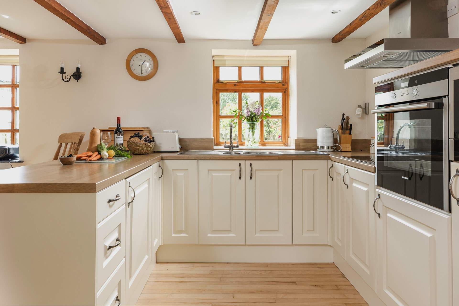 The well-equipped kitchen.