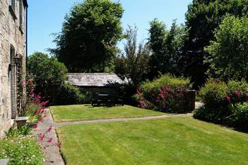 The sunny garden to the front of Bay Tree Farmhouse.