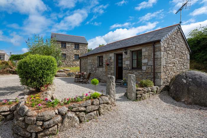 Meadowsweet is a 1 bedroom, dog friendly holiday cottage near Fowey.