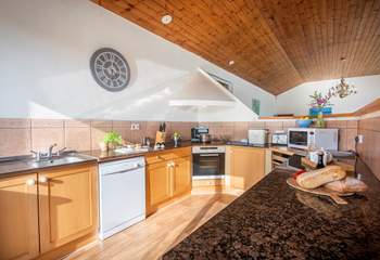 The kitchen-area is hidden behind a chest-height wall so you can see the views while cooking.