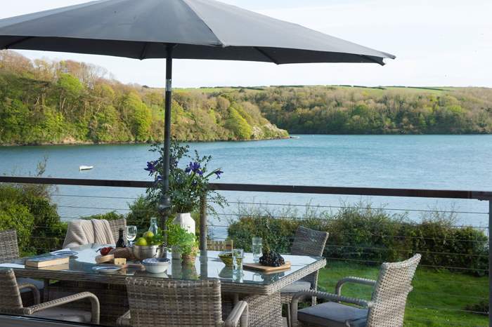 Westward is a 4 bedroom, dog friendly cottage with sea views in St Mawes, Cornwall.