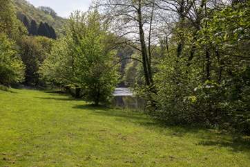 The most ideal setting awaits you as the River Tavy flows through the valley.