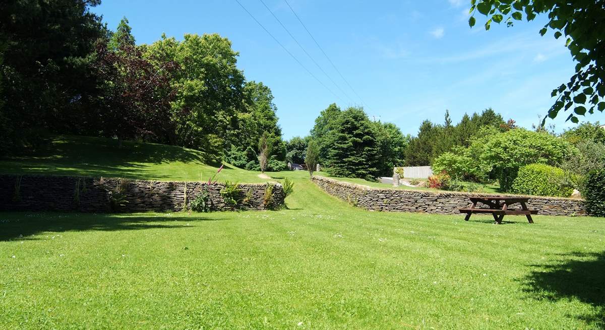 This huge garden is great for games! (Please respect the neighbour's peace and quiet, and play noisy games at the far end away from the properties.)