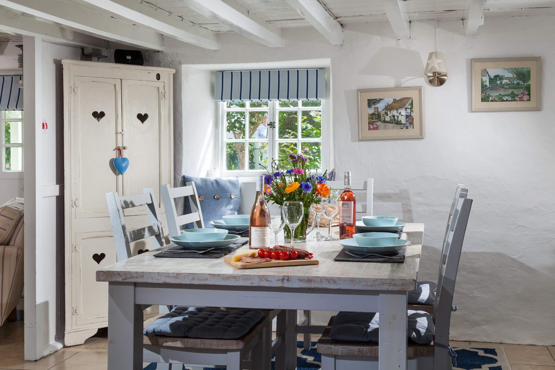 Get all the family around the dining table and enjoy long lazy lunches. 