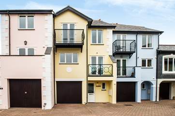 Harbour House is the yellow property in the middle.