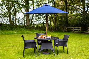 Al fresco dining on the lawn? Yes please!