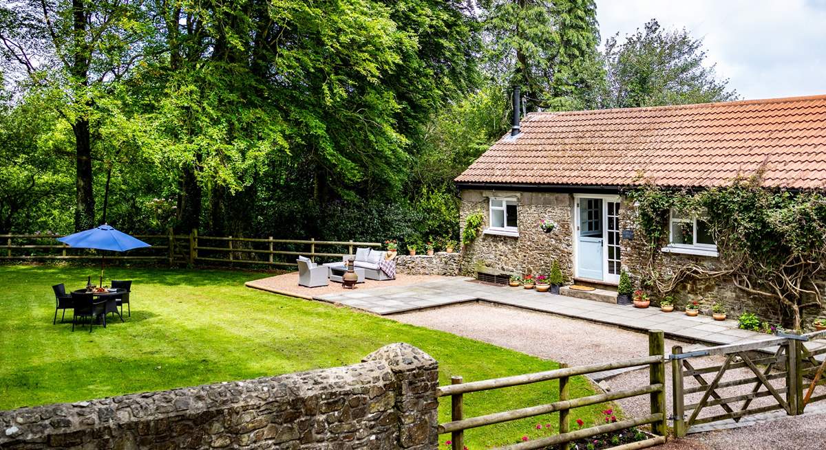 Such a gorgeous cottage in the north of Devon with private parking.