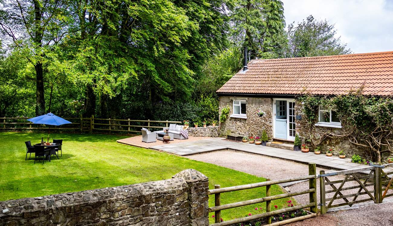 Such a gorgeous cottage in the north of Devon with private parking.