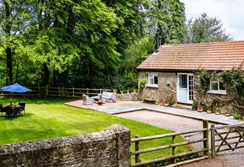 Such a gorgeous cottage in the north of Devon with private parking.
