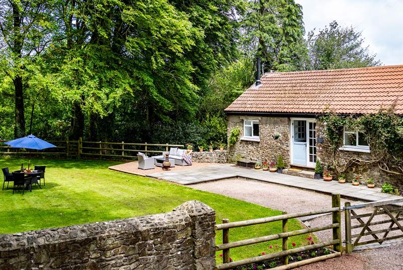 Such a gorgeous cottage in the north of Devon with private parking.