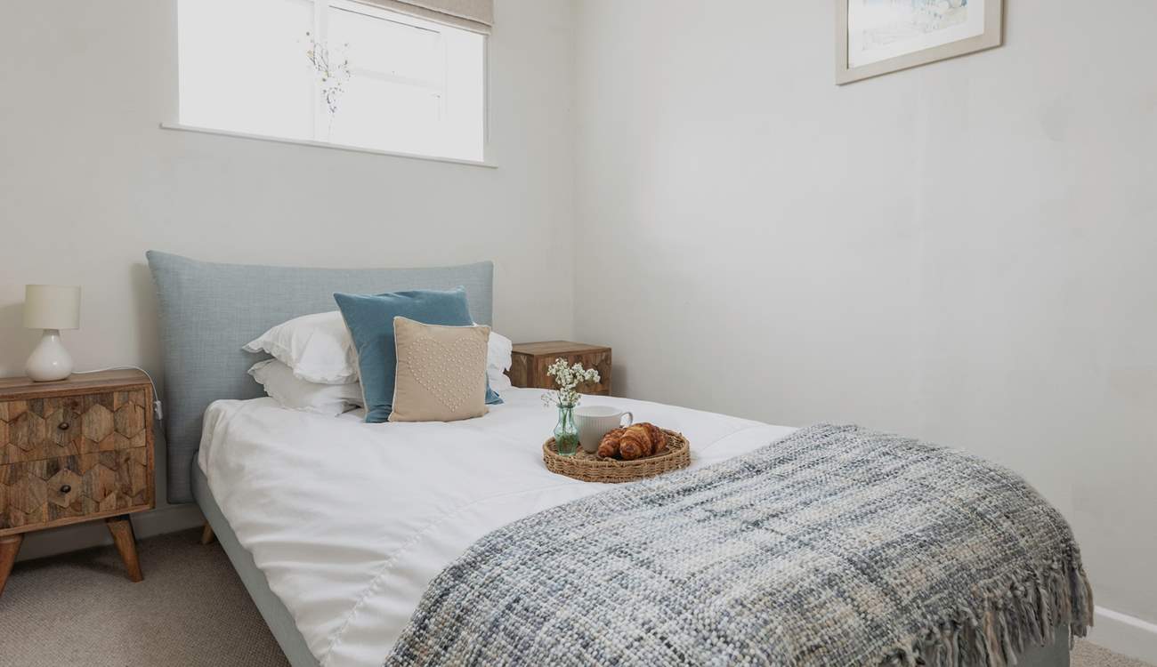 The cosy single bedroom.