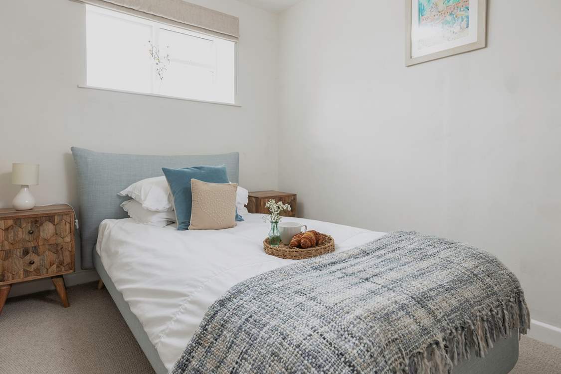 The cosy single bedroom.