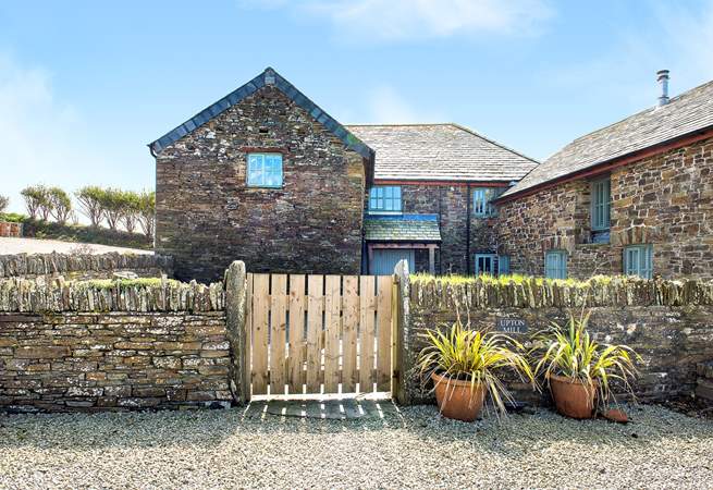 Take the garden gate that leads you to Upton Mill.