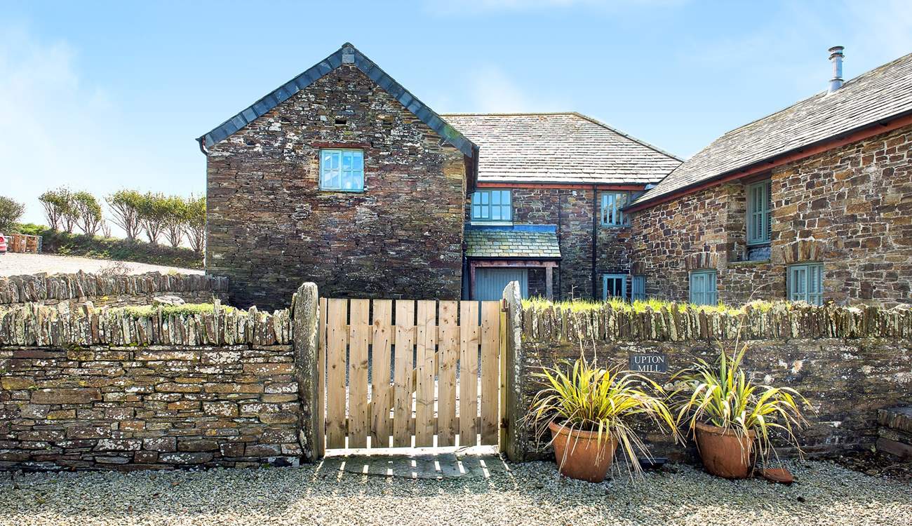 Take the garden gate that leads you to Upton Mill.