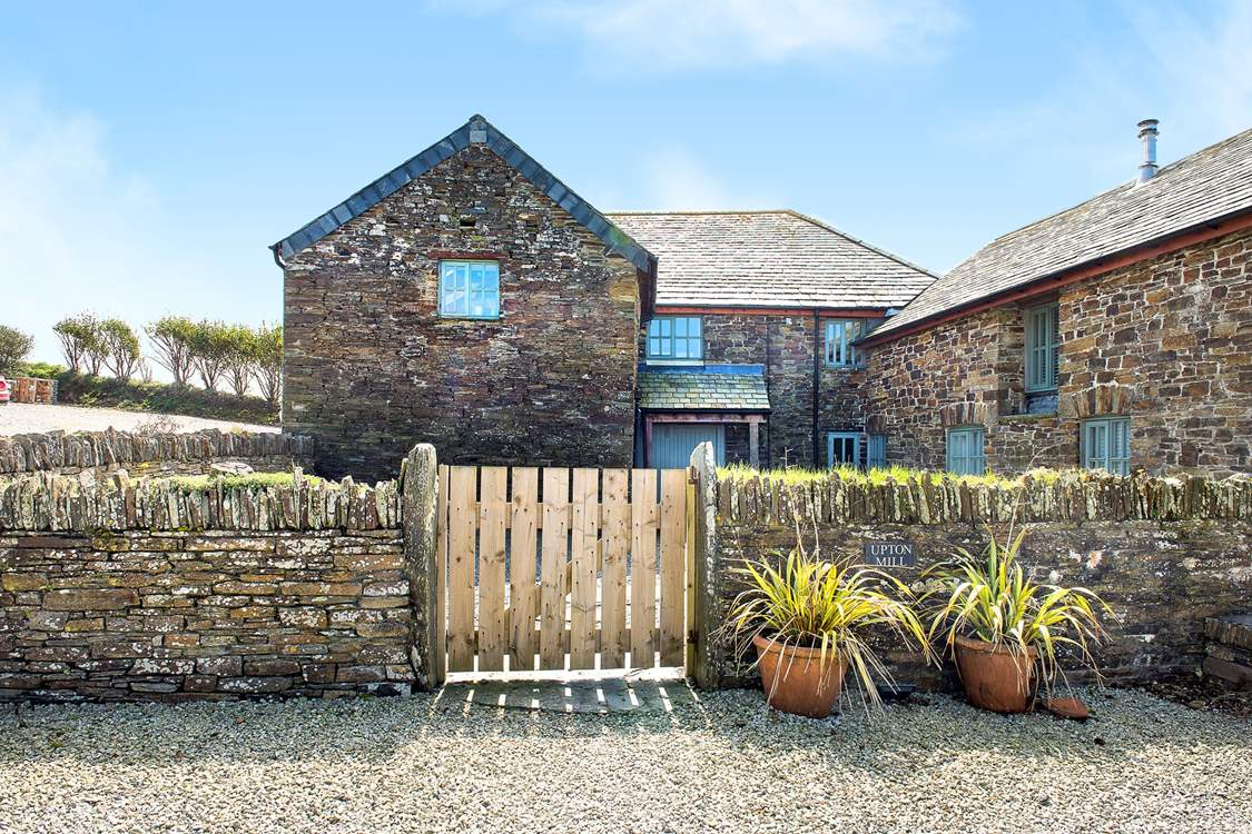Take the garden gate that leads you to Upton Mill.