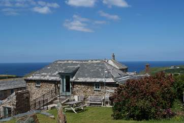 Trerubies sits in a wonderful location close to the shores of Trebarwith beach and has gorgeous sea views from the sitting-room and the garden.