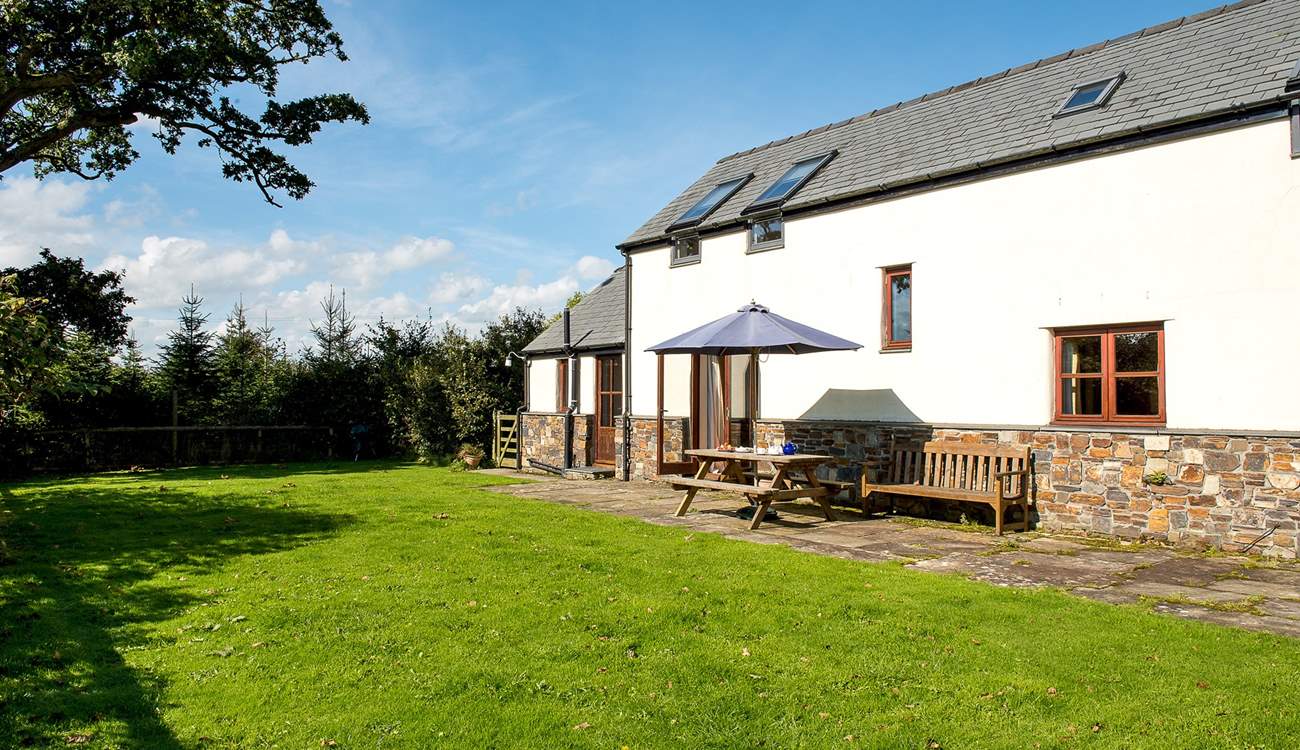Grenlecotte Cottage has a spacious garden ideal for games or simply sitting out and relaxing.
