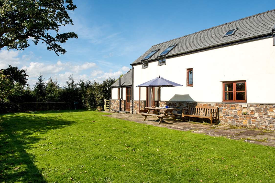 Grenlecotte Cottage has a spacious garden ideal for games or simply sitting out and relaxing.