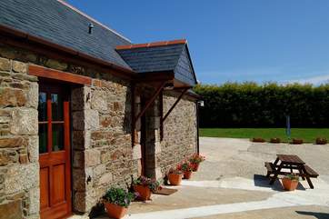 The sheltered patio-area outside the cottage.