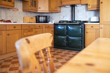 Enjoy cooking with the oil-fired Alpha range cooker for those home cooked meals, there is also an electric hob and microwave to help you too.
