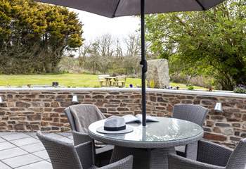 Enjoy relaxing on the terrace overlooking your private garden - enjoy the apples on the trees in the autumn. 