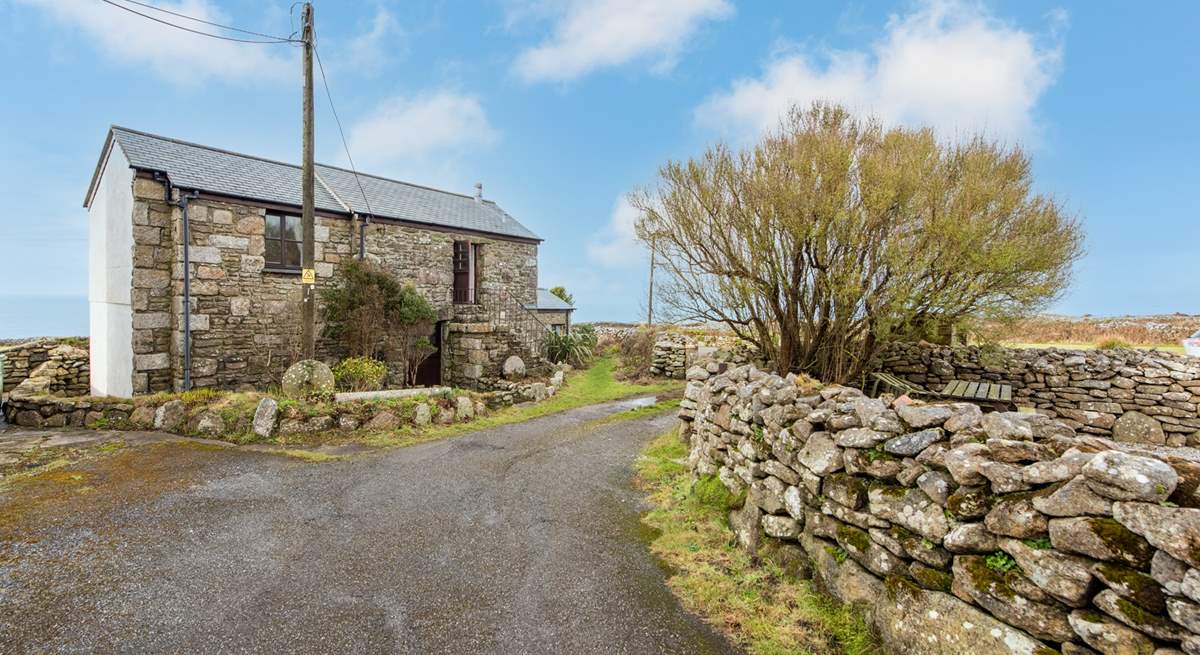 Bos Arvorek is perfectly situated in rural far west Cornwall with a footpath down to the cliffs from the cottage.