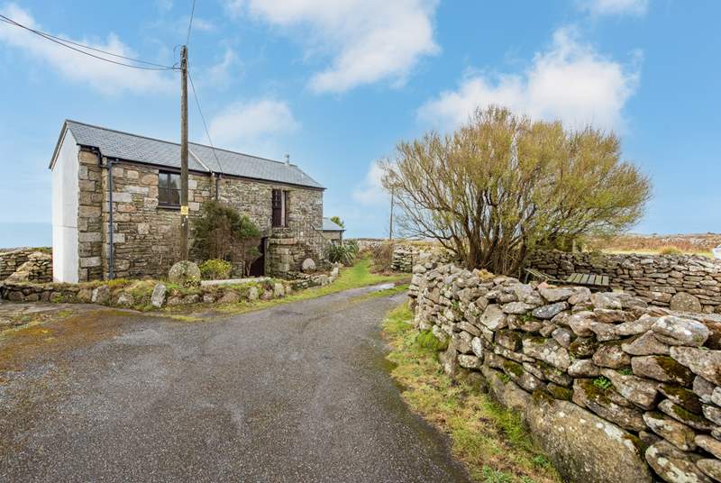 Bos Arvorek is perfectly situated in rural far west Cornwall with a footpath down to the cliffs from the cottage.
