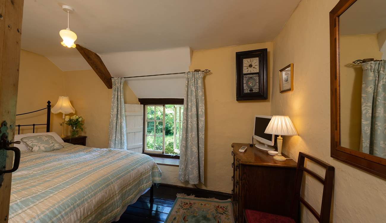 Looking back across the bedroom, to give you the best impression of the space.