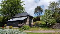 This detached cottage has its own garden and views as far as Dartmoor in the distance.